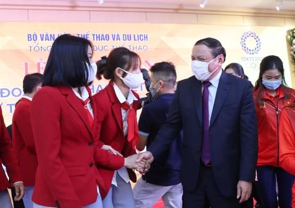 Bộ trưởng Bộ VHTTDL Nguyễn Văn Hùng chúc mừng các vận động viên tại lễ xuất quân của đoàn TTVN